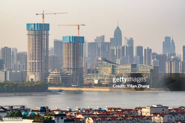 wuhan cityscape at sunset - wuhan photos et images de collection