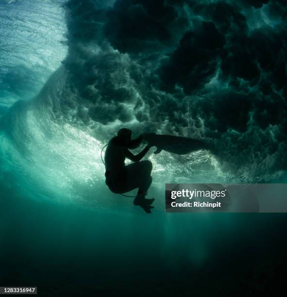retención de tablas de surf subacuáticas - perspectiva extraña fotografías e imágenes de stock