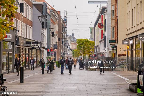 calle peatonal por la mañana - arhus fotografías e imágenes de stock