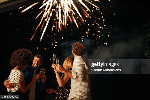 ¡nos encantan las chispas! - brindis fotografías e imágenes de stock