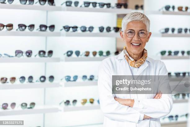 ze opent je ogen voor een betere wereld. - opticien stockfoto's en -beelden