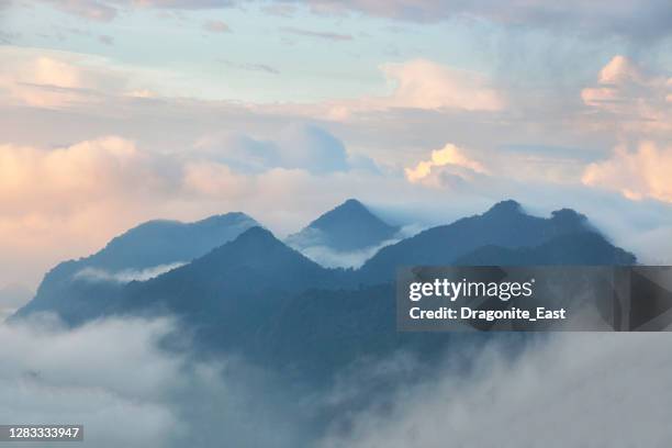 schöne landschaft während der sonnenaufgangszeit in doi chiang dao, provinz chiangmai in thailand - chiang mai province stock-fotos und bilder