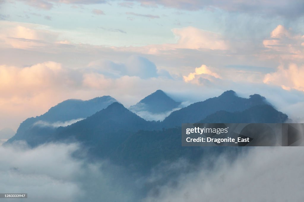 Belas paisagens durante o nascer do sol em Doi Chiang Dao, província de Chiangmai na Tailândia