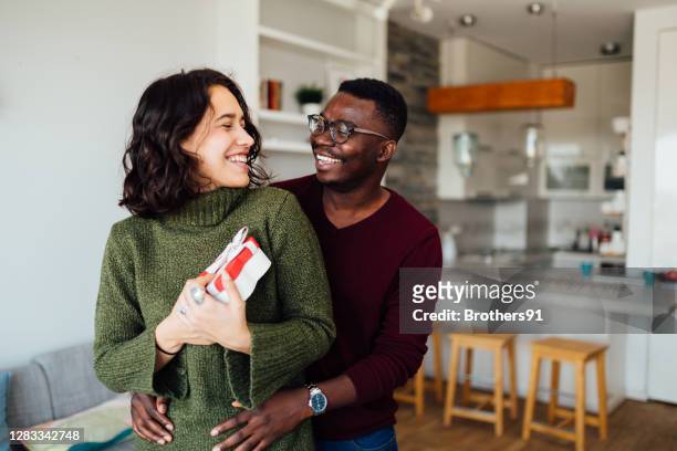 跨種族的年輕夫婦慶祝情人節 - valentines african american 個照片及圖片檔