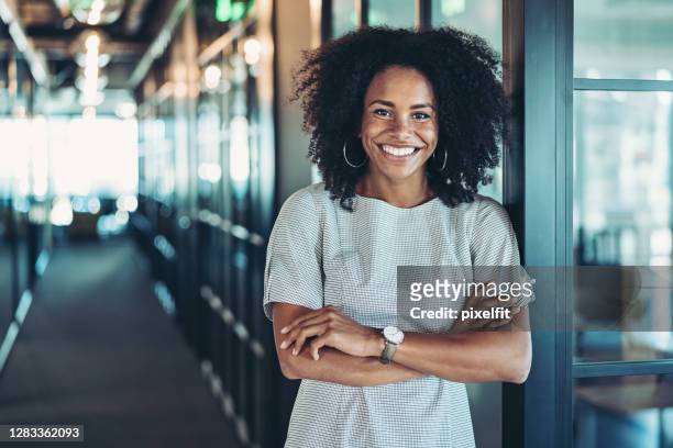 giovane imprenditrice in piedi nel corridoio - popolo di discendenza africana foto e immagini stock