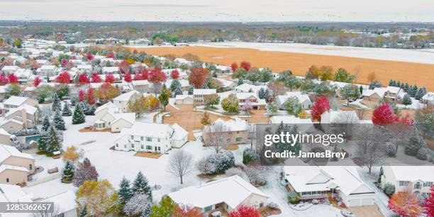 bella, panoramica, vista aerea del quartiere dopo la prima caduta della neve - appleton foto e immagini stock