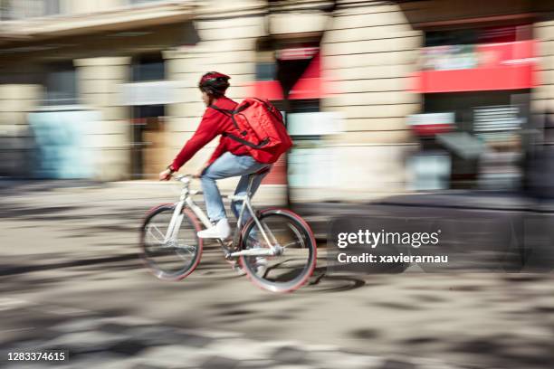 fahrradbote unterwegs, pizza an kunden zu liefern - delivery bike stock-fotos und bilder