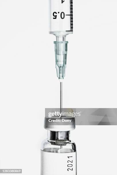 close up of syringe and covid-19 serum/vaccine with year 2021 numbers - seringa imagens e fotografias de stock
