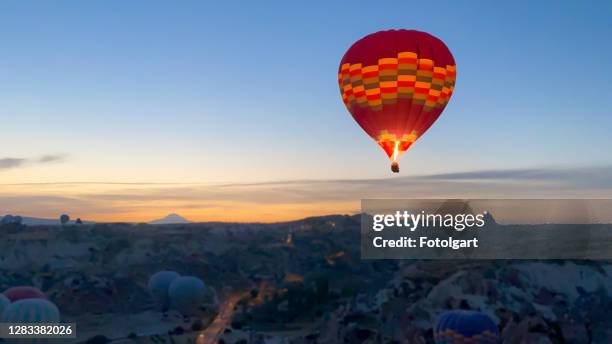 mongolfiera all'alba sul bellissimo paesaggio di kapadokya, turchia - hot air ballon foto e immagini stock