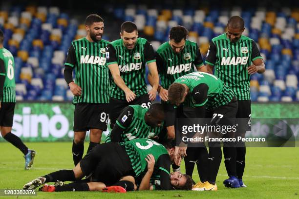Sassuolo players celebrate the 0-2 goal scored by Maxime Lopez during the Serie A match between SSC Napoli and US Sassuolo at Stadio San Paolo on...