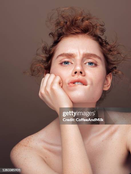 hermosa pelirroja emocional chica - redhead teen fotografías e imágenes de stock
