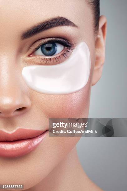 vrouw met ooglapjes onder haar ogen - medical eye patch stockfoto's en -beelden