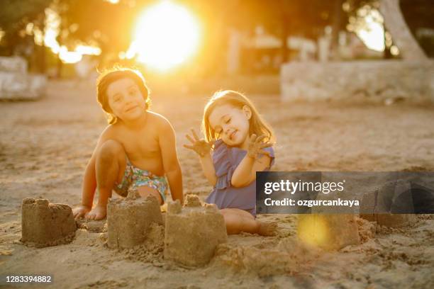 glad skrattande småbarn pojke och flicka ha kul på sand - sandlåda bildbanksfoton och bilder