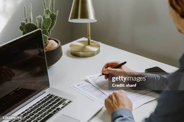 remplir les documents fiscaux canadiens - formulaire des impôts photos et images de collection