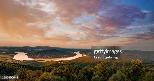 sunset image of the beautiful danube river curve, pest county, hungary - visegrad hungary stock pictures, royalty-free photos & images