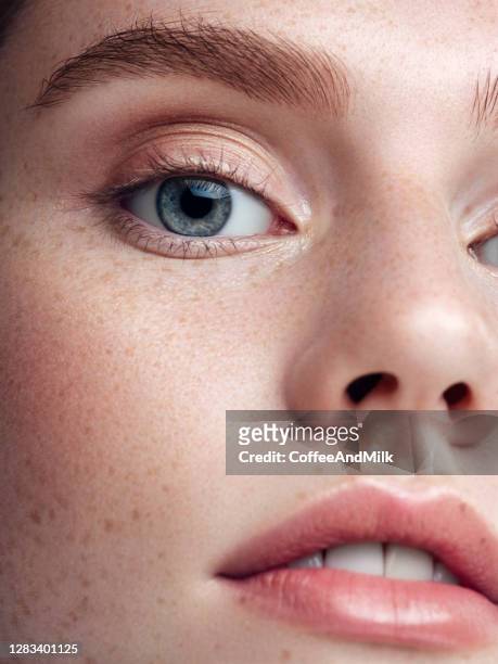 tender portrait of a beautiful girl - close up eye imagens e fotografias de stock