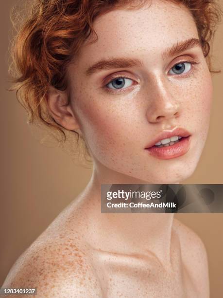 verticale tendre d’une belle fille - beautiful redhead photos et images de collection