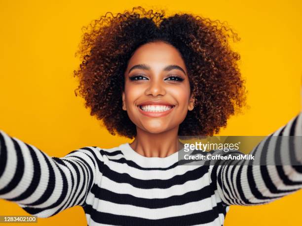 porträt von attraktiven jungen afro-frau, die selfie macht - african american girl look up stock-fotos und bilder