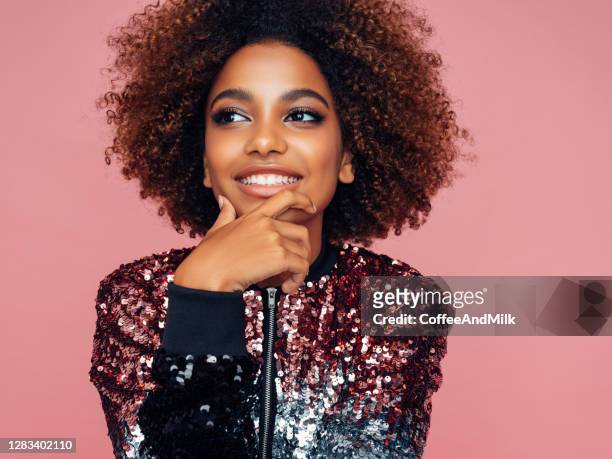 porträt einer attraktiven jungen afro-frau - glamour stock-fotos und bilder