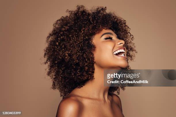 schönes mädchen mit lockigen frisur - afro hairstyle stock-fotos und bilder