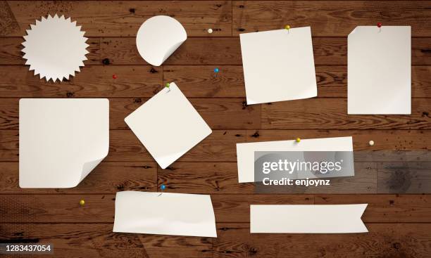 木製背景に紙のメモ - 情報伝達サイン点のイラスト素材／クリップアート素材／マンガ素材／アイコン素材