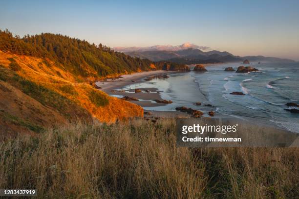 sunset ecola state park pacific ocean - costa de oregon imagens e fotografias de stock