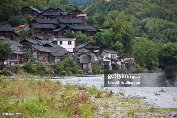 riverside village in west of hunan - provincia de hunan fotografías e imágenes de stock