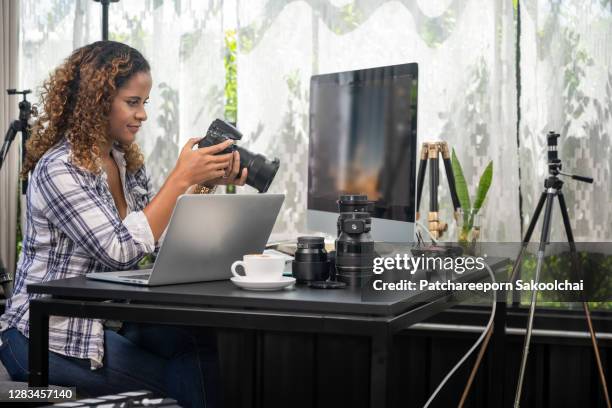 photographer working in her room - deitando fotografías e imágenes de stock