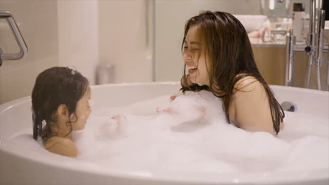 Daughter showers. Мать в ванне. Тамоку и мать в ванне. Томоко и мать в ванне. Тамоко и мать в ванной.