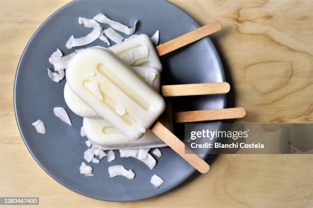 coconut yogurt popsicles on a table - ice lolly fotografías e imágenes de stock