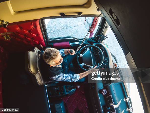 reife lkw-fahrer cb sprechen - lkw kabine stock-fotos und bilder