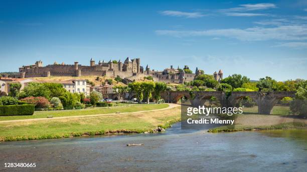 carcasonne stadsbilden panorama i sommar frankrike - castle wall bildbanksfoton och bilder