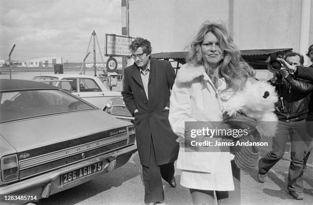 Actrice française Brigitte Bardot accompagnée du photojournaliste français, Hubert Henrotte avant leur départ pour le Canada avec Greenpeace lors de...