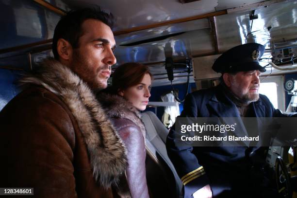 From left to right, British actor Adrian Paul as Immortal warrior Duncan MacLeod, Dutch actress Thekla Reuten as his wife Anna Teshemka and Buckley...