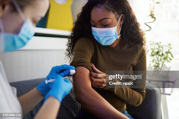 vacinação em casa. - black glove - fotografias e filmes do acervo