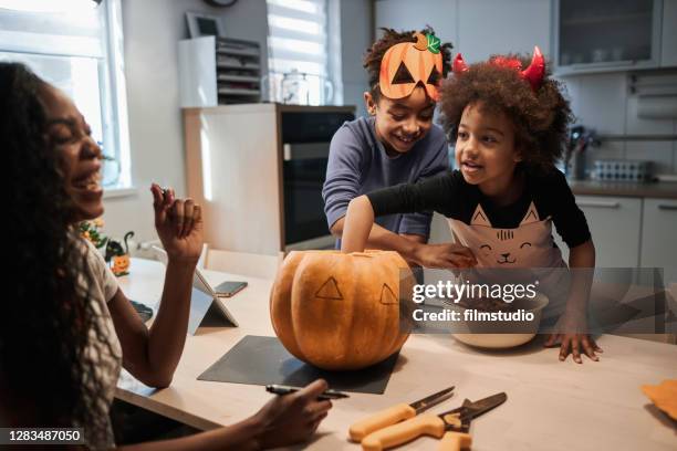 göra jack-o'-lantern för halloween - carving craft activity bildbanksfoton och bilder