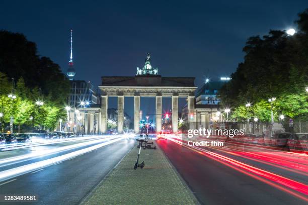 traffic at the brandenburger tor (brandenburg gate) - unter den linden stock-fotos und bilder