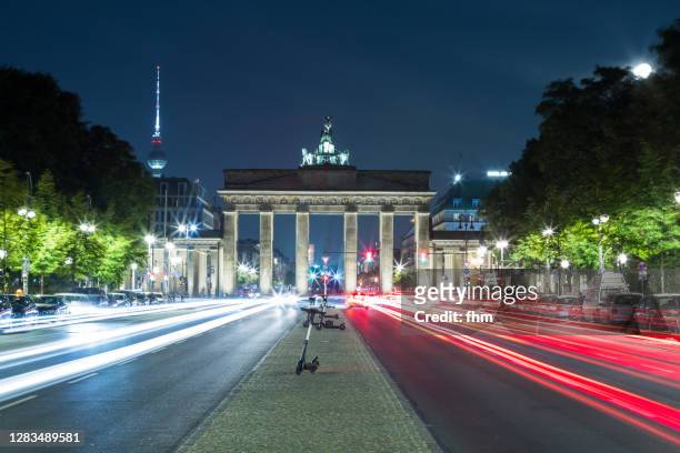 traffic at the brandenburger tor (brandenburg gate) - berlin nightlife stock pictures, royalty-free photos & images