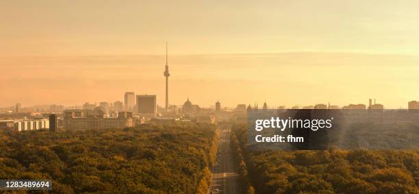 berlin skyline with brandenburg gate and television tower - berlin panorama stock-fotos und bilder