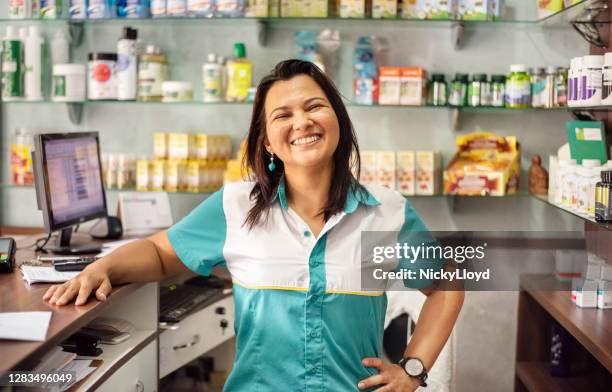 chemist store assistant - assistant stock pictures, royalty-free photos & images