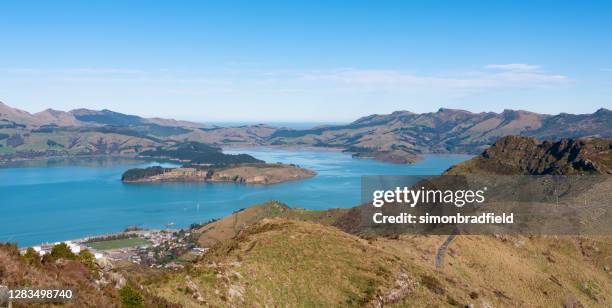 lyttelton harbour and the banks peninsula, nuova zelanda - banks peninsula foto e immagini stock