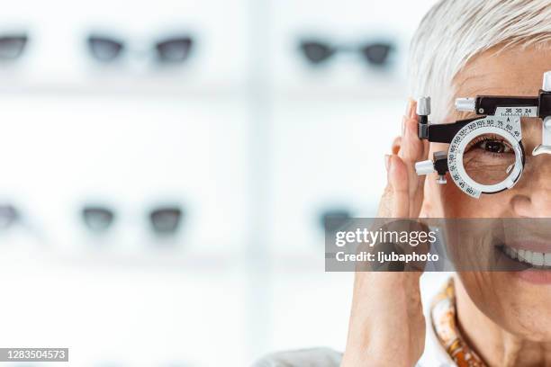your health is a serious subject around here - eye test equipment imagens e fotografias de stock
