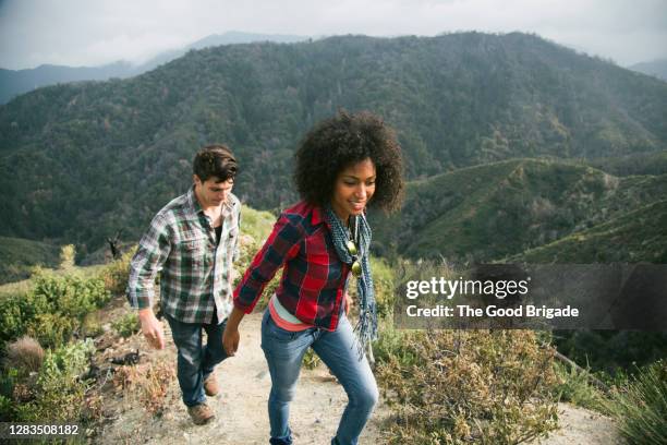 young couple climbing up trail in mountains - arcadia califórnia imagens e fotografias de stock