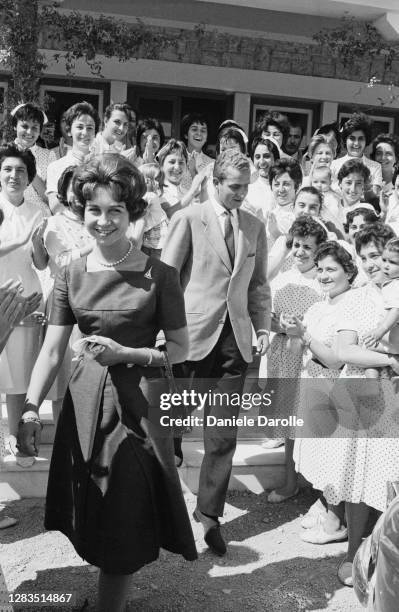 Le prince Juan Carlos d'Espagne avec la princesse Sofia de Grèce visitant une école à Athènes.