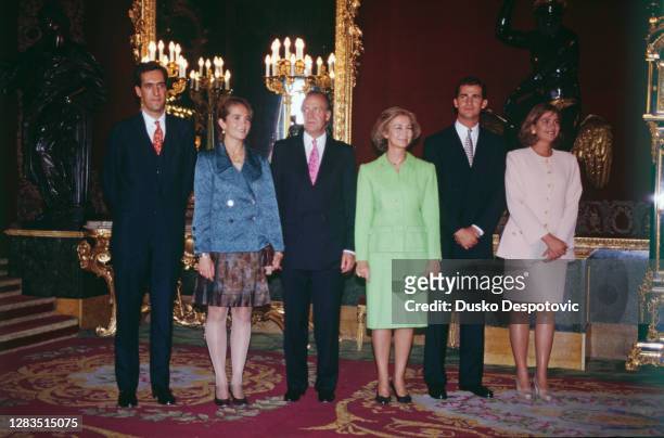 Le Roi Juan Carlos et son épouse la Reine Sophie avec leurs trois enfants : l'infant Felipe, l'infante Cristina et Jaime de Marichalar, le fiancé de...