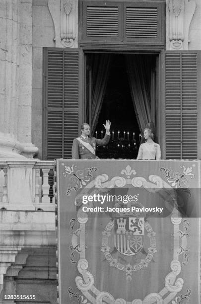 La suite de la messe solennelle d’accession au trône, le Roi Juan Carlos et son épouse la Reine Sophie se sont rendus sur le balcon du Palais Royal...