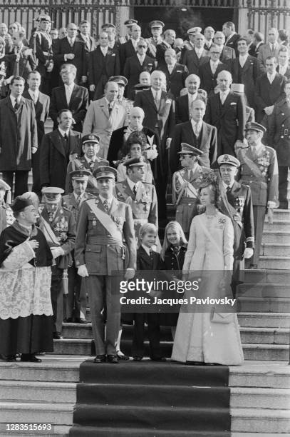 Le Roi Juan Carlos et son épouse la Reine Sophie avec leurs enfants, Felipe, Cristina et Elena, devant l’église San Jeronimo el Real de Madrid, où...