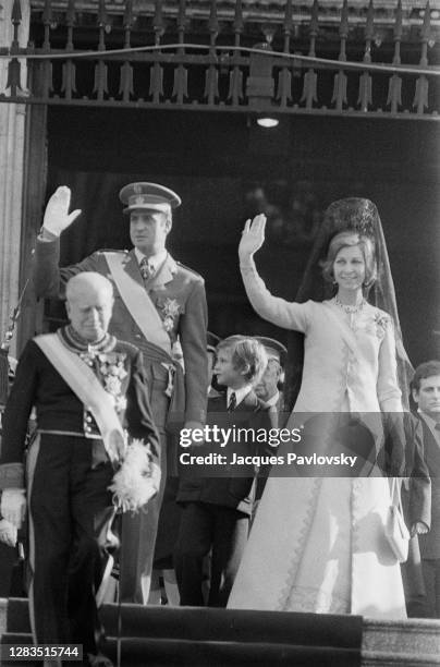 Le Roi Juan Carlos et son épouse la Reine Sophie et leur fils Felipe à la sortie de l’église San Jeronimo el Real de Madrid, où s’est déroulée la...