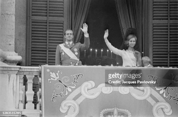 La suite de la messe solennelle d’accession au trône, le Roi Juan Carlos et son épouse la Reine Sophie se sont rendus sur le balcon du Palais Royal...