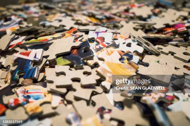 jigsaw puzzle pile - serra tico tico serra elétrica - fotografias e filmes do acervo